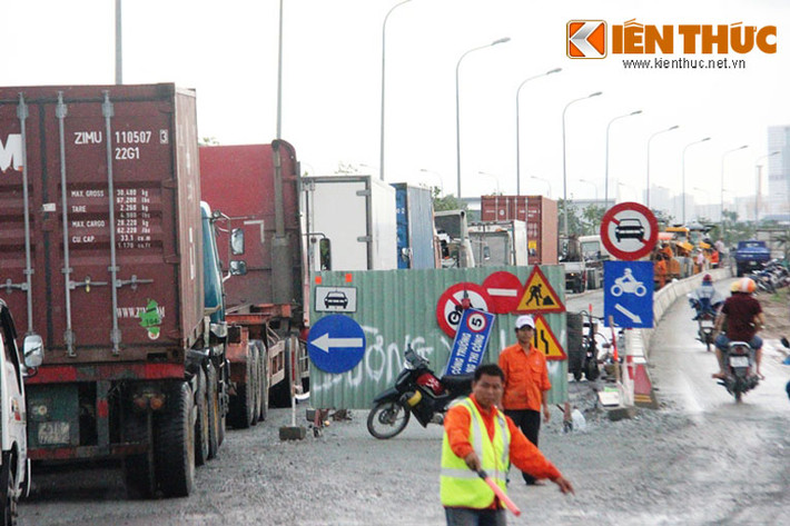Công trình do Khu quản lý GTĐT số 2 (Khu 2, Sở GTVT TP HCM) làm chủ đầu tư; các công ty TNHH TMDV Vận tải xây dựng giao thông T&T và Công ty TNHH XD công trình Hùng Vương thi công.