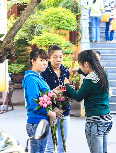 Những đóa hoa sen tươi thắm được các bạn trẻ mang đến để dâng lên đức Phật.