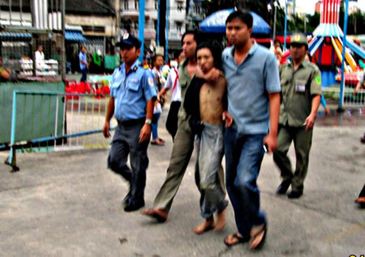 Hung thủ Nguyễn Quang Mạnh (28 tuổi, ngụ tại chung cư trên) sau khi sử dụng ma túy tổng hợp đã lên cơn điên cuồng cầm dao đi xin đểu và đã đâm chết chị Nguyệt vừa sinh con vài tháng tuổi đang ở trong nhà. Ngay sau khi gây án, hung thủ (ở trần) đã bị lực lượng công an bắt giữ.