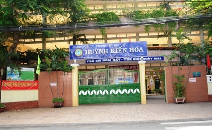 Chỉ vài ngày sau, một bé gái 8 tuổi học lớp 3 trường tiểu học Huỳnh Kiến Hoa (quận 5, TP HCM) trong lúc tan trường đã bị Lê Đức Quyền (26 tuổi, ngụ quận 5) lên cơn "ngáo đá" dùng dao tấn công gây thương tích nặng phải đi cấp cứu tại BV Nhi Đồng 1.