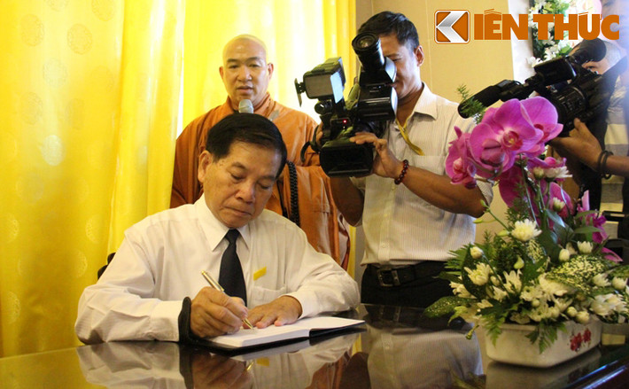 Nguyên Chủ tịch nước Nguyễn Minh Triết ghi vào sổ tang lưu niệm.