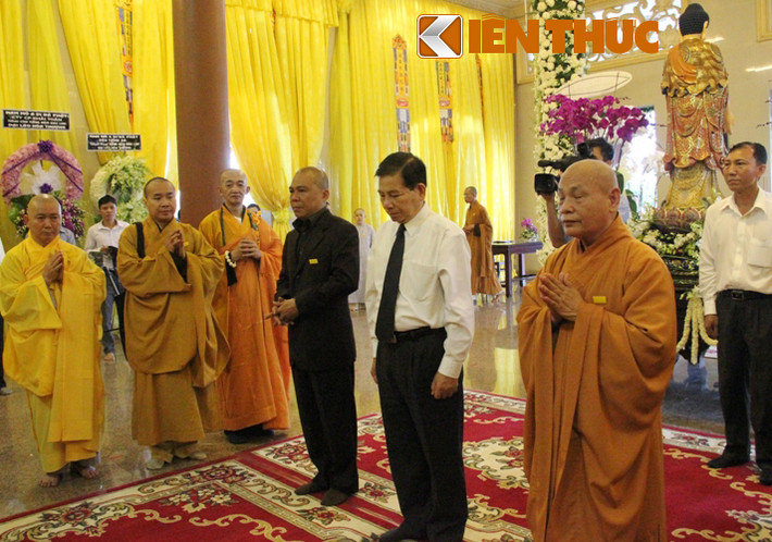 Nguyên Chủ tịch nước Nguyễn Minh Triết và ông Phạm Nhật Vũ, Tổng Giám đốc truyền hình An Viên (AVG) là những vị đầu tiên đến thắp hương viếng tang cố Đại lão Hòa thượng Thích Trí Tịnh, Đệ nhất Phó Pháp chủ kiêm Chủ tịch HĐTS Giáo hội PGVN