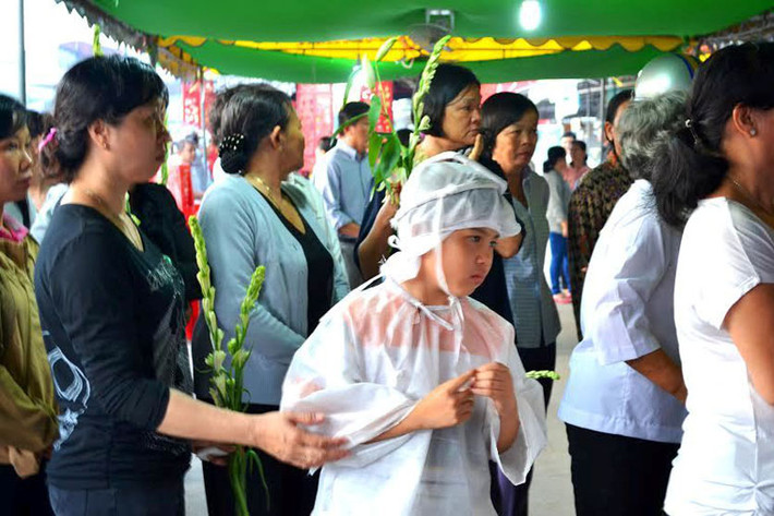 Cháu Đặng Chí Trung (10 tuổi), con của vợ chồng bác sĩ Liên (ngụ TX Kiến Tường, tỉnh Long An) phải chịu cảnh mồ côi cả cha lẫn mẹ.