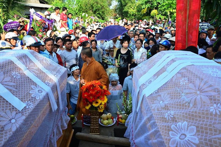 Hàng trăm người đến tiễn đưa các nạn nhân.