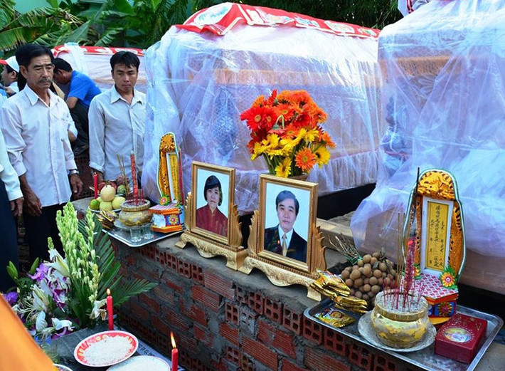 "Họ ra đi cùng giờ, ngày, tháng và giờ thì cùng về đất mẹ và mãi mãi nằm cạnh nhau", người dân bùi ngùi chia sẻ.