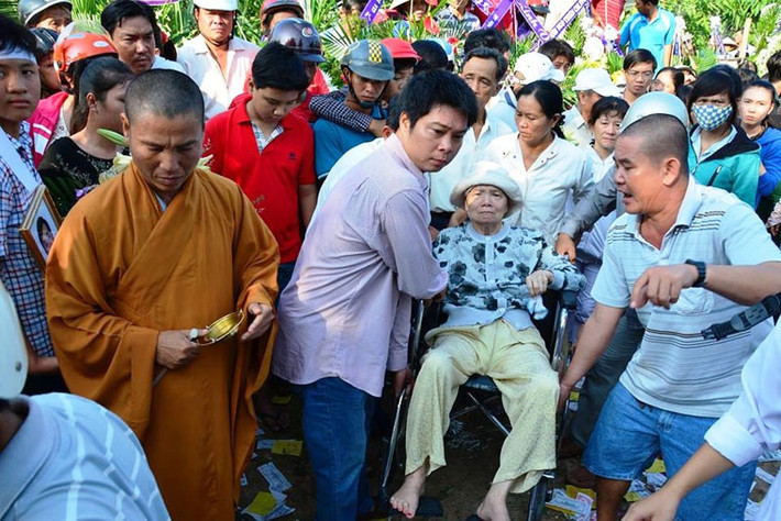 Dù bị tai biến nhưng mẹ của bác sĩ Liên vẫn muốn đưa các con mình đến nơi an nghỉ.