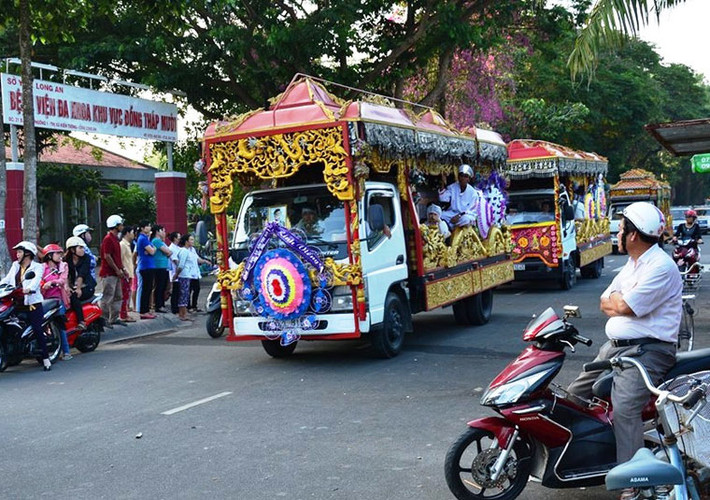 Đoàn xe chở linh cửu vợ chồng bác sĩ Liên ngang qua nơi bác sĩ từng công tác.