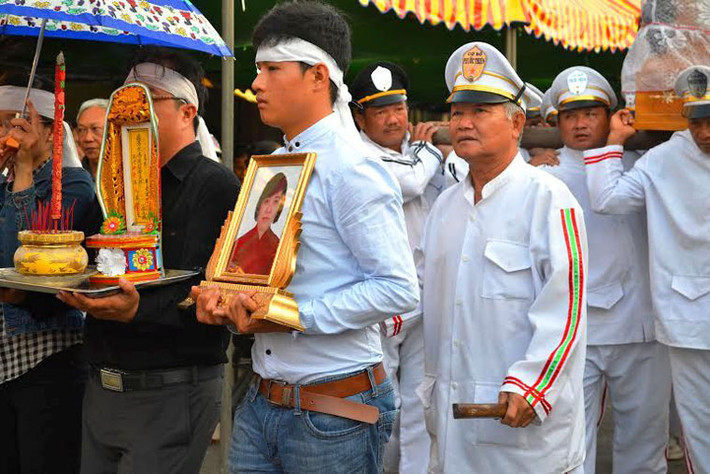 Sáng 24/9, hàng trăm người dân thị xã Kiến Tường, nơi giáp cửa khẩu Bình Hiệp vùng biên giới Campuchia đã bùi ngùi tiễn đưa các nạn nhân về nghĩa trang Tuyên Thanh, thị xã Kiến Tường an nghỉ.