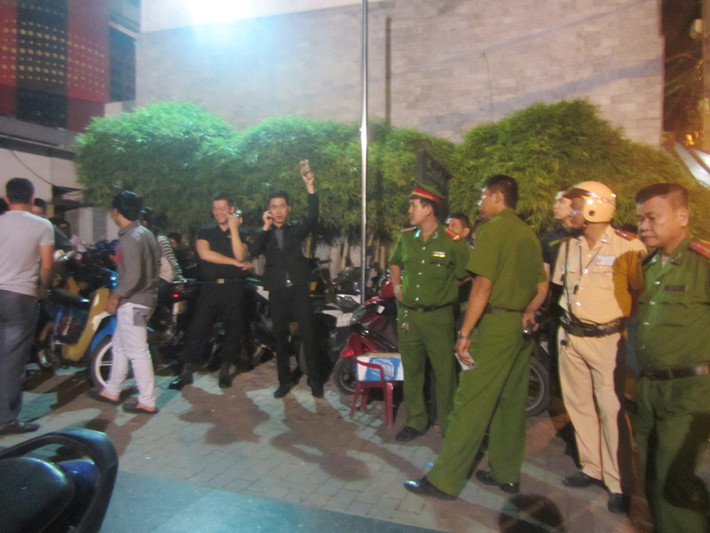 Thời điểm lực lượng chức năng kiểm tra, hàng trăm nam, nữ thanh niên đang quay cuồng nhảy múa cuồng nhiệt trong tiếng nhạc cực lớn.