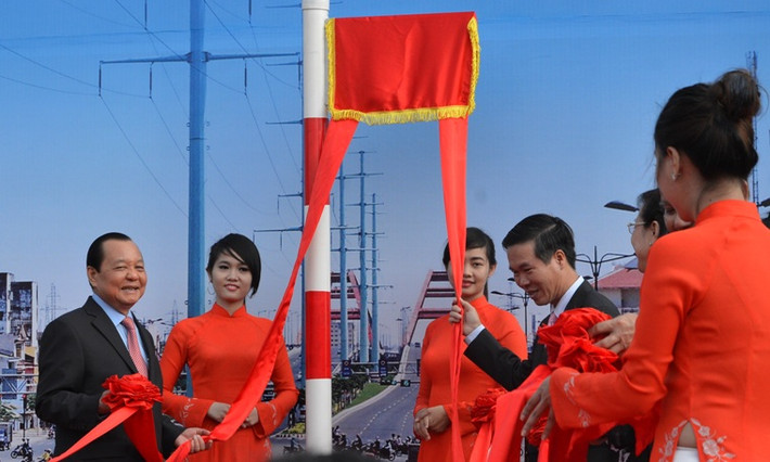 Ông Lê Thanh Hải và ông Võ Văn Thưởng tiến hành lễ chính thức đặt tên đường mang tên cố Thủ tướng.