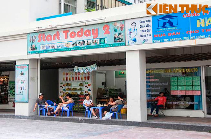 Các thanh niên HQ khác thì ghé vào quán giải khát, quầy trái cây...cùng tán gẫu.