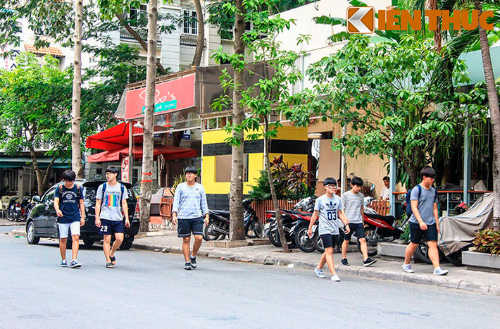 Người HQ sinh sống, làm việc ở khắp các tỉnh thành phía Nam như Bình Dương, Tây Ninh, Đồng Nai, Long An. Đặc biệt ở TP HCM, có hơn 20.000 người HQ sinh sống ở khu đô thị Phú Mỹ Hưng với hàng ngàn hộ.