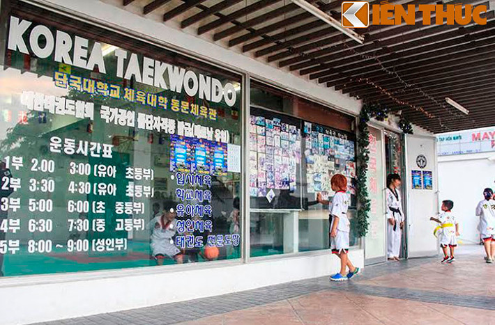 Tại đây còn có CLB dạy võ taekwondo, trung tâm tập yoga như chính họ đang sống tại quê hương của mình.