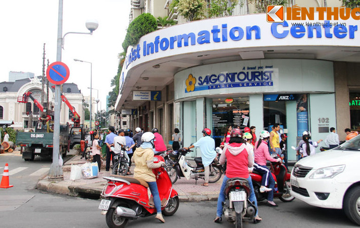 Nhiều xe máy dù có biển cấm nhưng vẫn cố leo lên vỉa hè để lưu thông ngay ngày đầu cấm đường thi công dự án.
