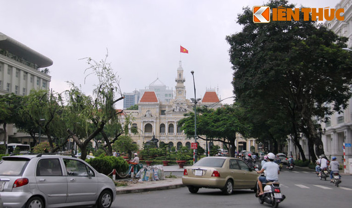 Ông Lê Khắc Hiếu, phó ban thường trực ban quản lý đường sắt đô thị TP HCM cho biết: Sở dĩ thi công trước công trình nhà ga số 2 Nhà hát TP HCM (nhà ga số 1 ở chợ Bến Thành-PV) nhằm hoàn thành đồng bộ với dự án xây dựng tượng đài Bác Hồ và dự án nâng cấp đường Nguyễn Huệ hoàn thành trước 30/4/2015. Nếu xây trước, sau sẽ phải đào xới gây lãng phí, ảnh hưởng việc đi lại cũng như kinh doanh của người dân.
