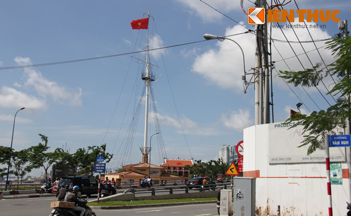 Đặc biệt cuối tuyến đường Hàm Nghi là con sông Sài Gòn thơ mộng, có cột cờ Thủ Ngữ và bến Nhà Rồng lịch sử. Đồng thời nơi đây cũng sẽ được tổ chức bắn pháo hoa đón giao thừa.