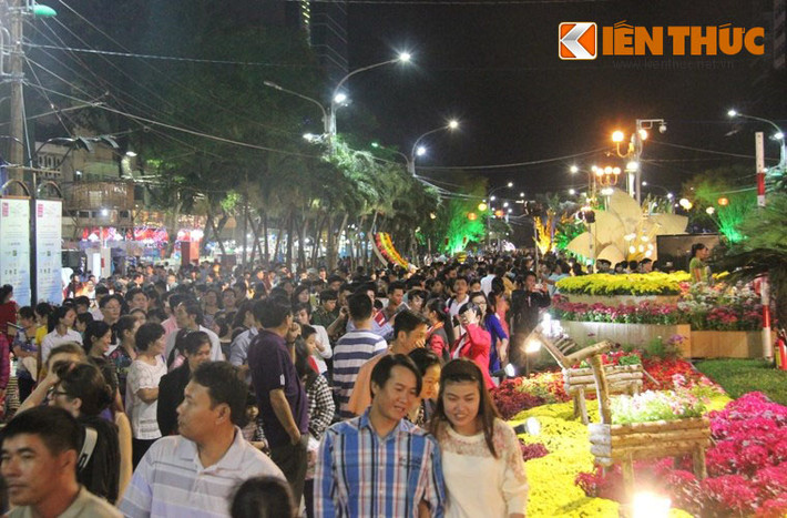 "Đường hoa Nguyễn Huệ", món ăn tinh thần truyền thống có từ hàng chục năm qua của người dân Sài Gòn mỗi độ xuân về Tết đến.