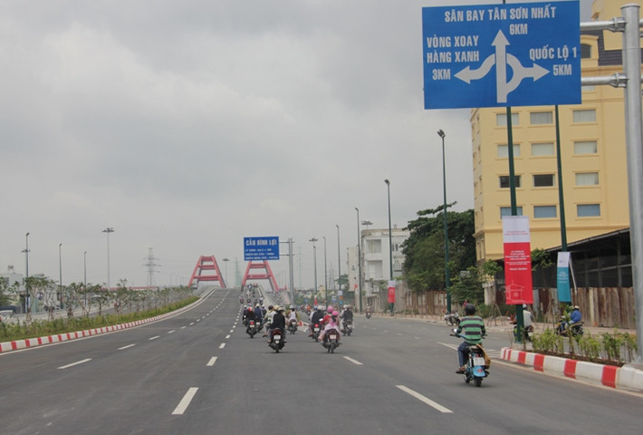 Đường Tân Sơn Nhất - Bình Lợi - Vành đai ngoài (dài 12km) bắt đầu từ sân bay Quốc tế Tân Sơn Nhất đi qua địa bàn các quận Tân Bình, Gò Vấp, Bình Thạnh...