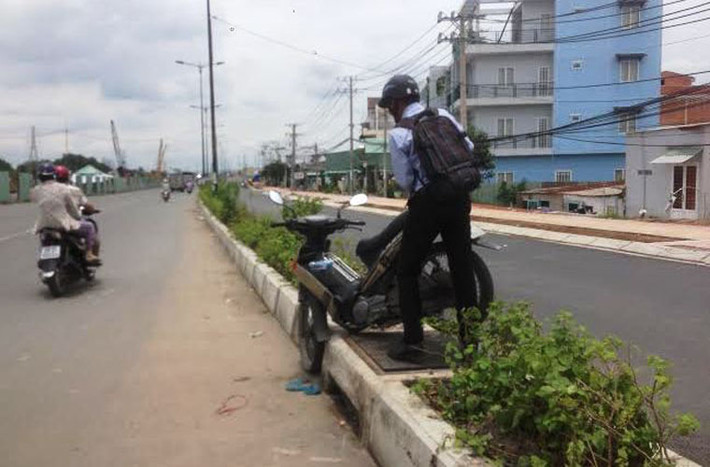 Tuy nhiên cũng không hiếm trường hợp tự nhấc xe vượt qua đường như thế này để "tiết kiệm".