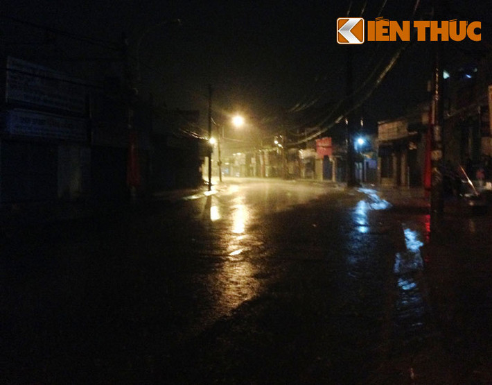 Khoảng 4h rạng sáng nay, nhiều nơi trên địa bàn TP HCM và một số khu vực vùng giáp ranh bất ngờ xuất hiện cơn mưa trái mùa khá lớn, kéo dài hơn 1 giờ.