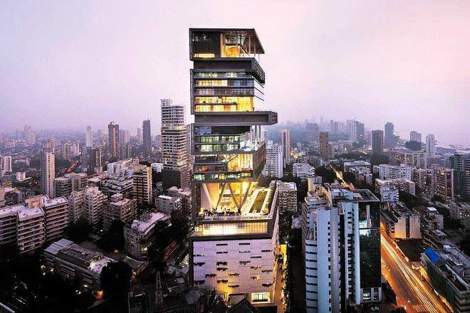(Ảnh: Thegentlemansjournal) Tòa nhà chọc trời Antilia ở Mumbai (Ấn Độ) là nơi ở của tỷ phú giàu nhất Ấn Độ Mukesh Ambani. Antilia được đặt theo tên một hòn đảo thần thoại, cao 27 tầng, có tận 6 tầng hầm để xe, 4 sân bay trực thăng và được phục vụ bởi đội ngũ 600 nhân viên. Ước tính, tòa nhà có trị giá hơn 1 tỷ USD. 2. Biệt thự Leopolda