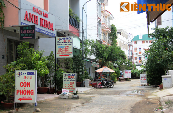 Theo điều tra ban đầu, 4 gái bán dâm bị bắt tại KS nói trên là tiếp viên quán Thu Ti và 3 gái bán dâm khác bị bắt cùng ngày tại nhà hàng Hương Lúa (đường Trần Não, phường Bình An) do Mỹ Ái; Cẩm Tú quản lý, môi giới đi bán dâm với khách và 2 nhà hàng này đổi "đào" qua lại để phục vụ "thượng đế". Cách các quán nhậu dày đặc trên đường Trần Não không xa là hàng chục nhà nghỉ, khách sạn mọc đầy trong KDC Hải Quân ven sông Sài Gòn.