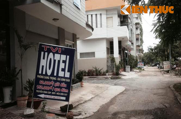 Mới đây công an ập vào bắt 4 cặp mua bán dâm ở KS Á Lộc, mọi người mới biết khách mua dâm và gái mại dâm "hành sự" ở đây là do một nhà hàng ở phố Trần Não cung cấp. Khi khách ăn nhâu xong nếu có nhu cầu, nhà hàng sẽ thu xếp cho qua KS Á Lộc "vui vẻ".