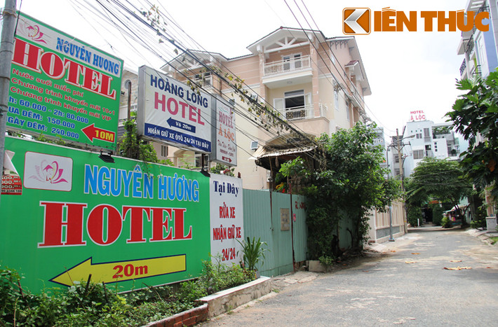 Người dân sống tại khu vực này vô cùng bất an chia sẻ: "Ở quận 2 và nhất là phường Bình An không có bất cứ điểm du lịch nào để thu hút du khách. Chỉ nhờ có nhiều nhà nghỉ, khách sạn mà lúc nào cũng tấp nập khách ra vào".