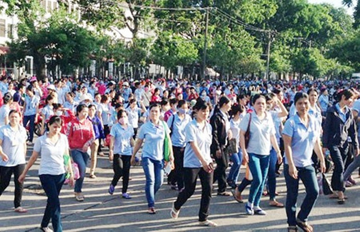 Tất cả thể hiện tinh thần phấn khởi khi bước qua cổng các KCN, KCX. "Chúng tôi đã nhận thức được rằng, yêu nước phải bằng hành động thiết thực, là hăng say lao động để nuôi sống bản thân, gia đình và xây dựng quê hương, đất nước", nhiều công nhân chia sẻ. Ảnh: P.Điền.