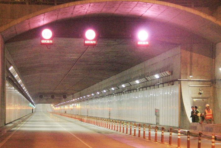 21h hôm qua, hầm vượt sông Sài Gòn (hầm Thủ Thiêm) được phong tỏa hoàn toàn để Sở cảnh sát PCCC và Sở giao thông vận tải TP HCM phối hợp cùng các ban ngành liên quan thực hiện phương án diễn tập chữa cháy, tìm kiếm cứu nạn, cứu hộ