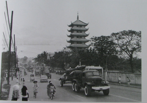 Trong chiến dịch giải phóng Sài Gòn - Gia Định, quân ta huy động cả "rồng lửa" SAM-2. Trong ảnh là xe chở đạn tên lửa SAM-2 quân giải phóng trên đường phố Sài Gòn.