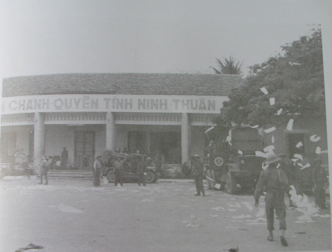 Tuyến phòng thủ vòng ngoài Phan Rang mà Nguyễn Văn Thiệu tuyên bố tử thủ cũng nhanh chóng thất thủ. Trong ảnh là tòa tỉnh trưởng Ninh Thuận ở thị xã Phan Rang.