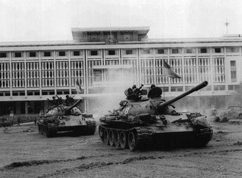 Đích cuối cùng của các cánh quân là Dinh Độc Lập. Những chiếc xe tăng T-54 hiện diện tại đây đã kết thúc 30 năm đấu tranh giải phóng dân tộc.