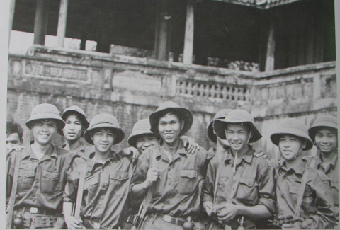 Nụ cười chiến thắng của các chiến sĩ trước Ngọ Môn.