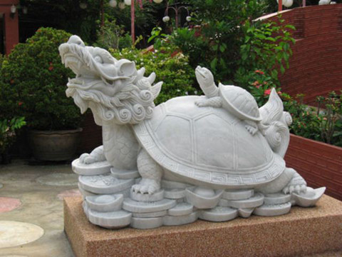 Rùa đá tượng trưng cho sự bền vững chuyên dùng trấn yểm hung khí và giúp vượng tài lộc. Rùa đồng có thể đặt trên bàn nhưng rùa đá chỉ được đặt sau nhà hoặc sau lưng vị trí ngồi làm việc.