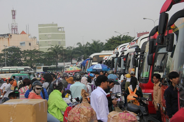 Từ sáng sớm đến trưa nay, hàng nghìn người dân, đa số là lao động nhập cư, ở các tỉnh miền Trung và miền Bắc... đã đổ về bến xe Miền Đông, TP HCM để bắt xe về quê.