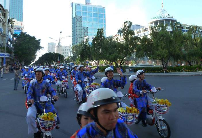 và diễu hành trên các tuyến đường trung tâm thành phố trước khi về Trung tâm tiệc cưới Grand Palace để đãi tiệc