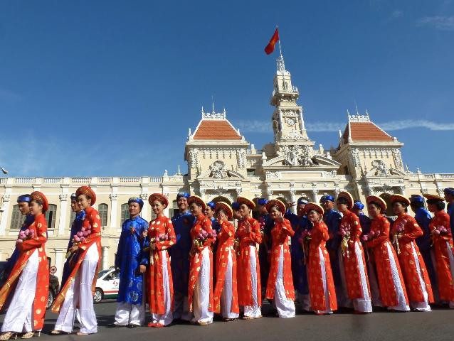 Sáng 2/9, Trung tâm Hỗ trợ thanh niên công nhân TPHCM (Thành Đoàn TPHCM) đã tổ chức lễ cưới tập thể cho 100 cặp đôi thanh niên