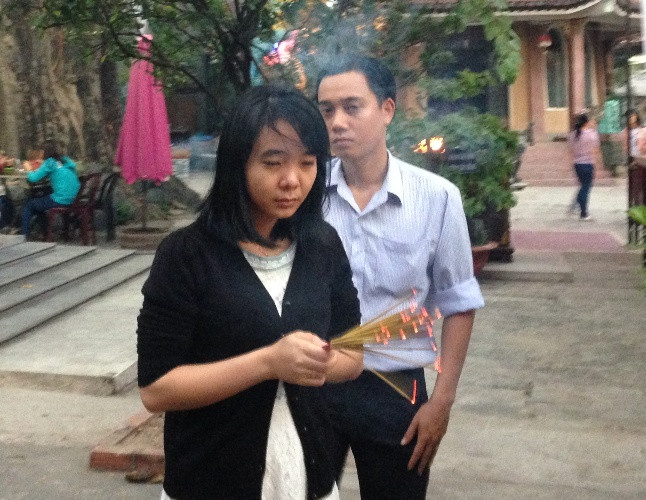 Đôi bạn trẻ này cũng chọn niềm vui lên chùa thắp nhang lễ Phật nhân ngày lễ của tình nhân.