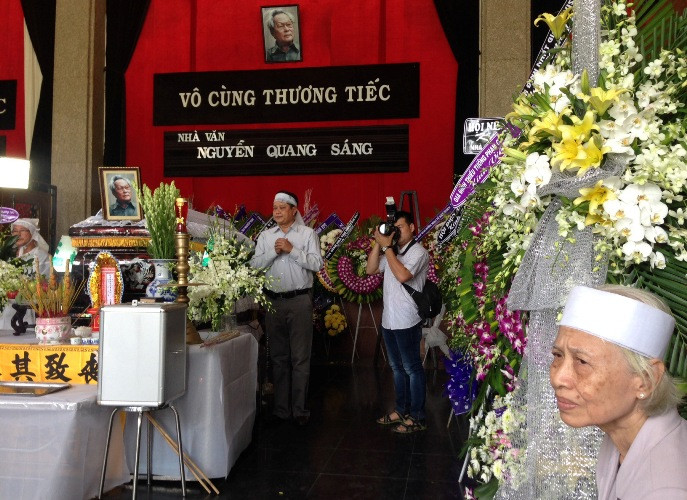 Linh cữu nhà văn được quàn tại Nhà Tang lễ thành phố và lễ viếng bắt đầu từ 10h hôm nay. Ảnh: vợ và con trai nhà văn bên linh cữu.