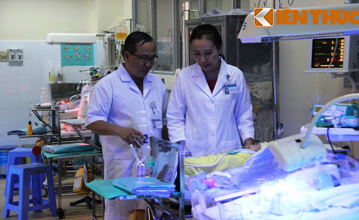 Ngay đầu giờ sáng, Tiến sĩ- Bác sĩ Nguyễn Thanh Hùng, giám đốc BV Nhi đồng 1 (TP HCM) và trưởng khoa Hồi sức sơ sinh Phạm Thị Thanh Tâm đã có mặt kiểm tra sức khỏe cháu bé trước khi cho xuất viện.