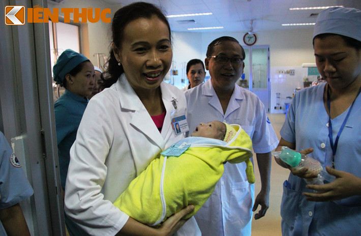 Bác sĩ Phạm Thị Thanh Tâm bế cháu bé ra khỏi phòng...