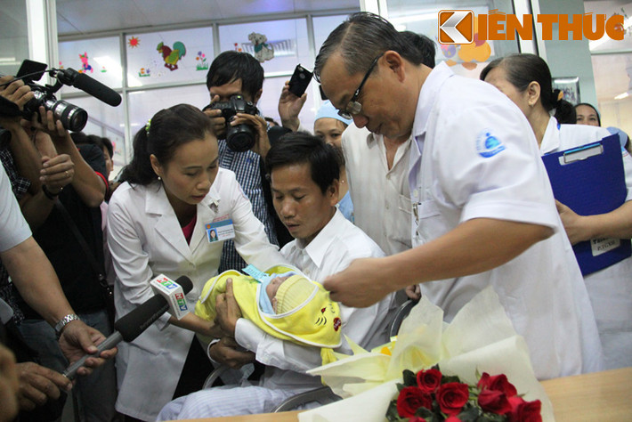 ...và cùng BGĐ bệnh viện trao cho cha bé, anh Nguyễn Văn Nam.