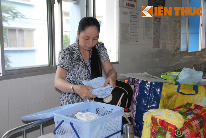 Dì ruột của cháu Nguyễn Quốc Huy đang thu dọn đồ đạc để xuất viện. Cháu Huy sinh ra trong hoàn cảnh đặc biệt: Cha đang trên đường chở mẹ đến bệnh viện sinh đã bị xe bồn cán khiến mẹ tử vong, bé văng ra khỏi bụng mẹ. Dù được các bác sĩ cứu sống và sự trợ giúp rất lớn của cộng đồng, nhưng cả cha và bé đều bị mất một cẳng chân.