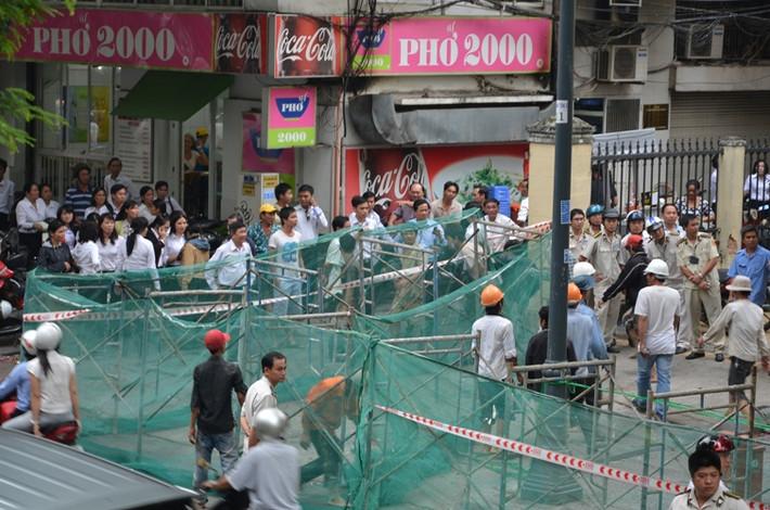 Chiều nay (20/12/2013), ngay trước trụ sở Tòa án Kinh tế- Hành chính- Lao động TP HCM (số 26 đường Lê Thánh Tôn, phường Bến Nghé, quận 1), mặt đất bất ngờ rung lắc mạnh khiến nhiều người đi đường hốt hoảng...