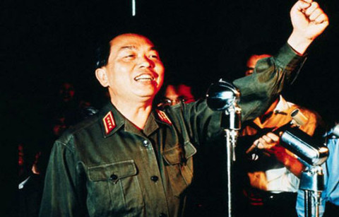 Đại tướng Võ Nguyên Giáp với quân hàm dã chiến trên ve áo.