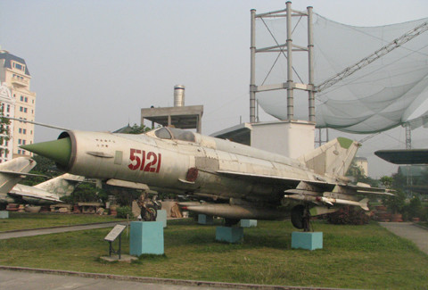 Chiếc MIG-21 mang số hiệu 5121 đã được anh hùng Phạm Tuân lái bắn rơi B-52 Mỹ trên bầu trời Hòa Bình. Lái một chiếc MIG-21 khác, phi công Vũ Xuân Thiều của ta cũng hạ được 1 chiếc B-52 nhưng do khoảng cách quá gần, anh đã hy sinh. Trong niềm tự hào chung, Không quân Nhân dân Việt Nam còn tự hào vì là lực lượng không quân đầu tiên và duy nhất cho đến bây giờ hạ được B-52 của Mỹ.