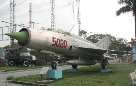 Máy bay MIG-21, loại vũ khí mà ban đầu Không quân Mỹ cho là đối thủ chính của B-52 và Mỹ đã tìm mọi cách để hạn chế hoạt động của MIG. Tuy nhiên, trong Linerbacker II, MIG-21 vẫn hạ được 2 chiếc B-52.