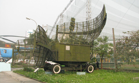 Đây là đài radar cảnh giới P-35 gắn liền với chiến công của Đại đội 45 trung đoàn radar 291 – Đơn vị đã phát hiện sớm tốp B-52 đầu tiên vào đánh Hà Nội tối 18/12/1972 giúp ta chủ động ngay từ phút đầu tiên.
