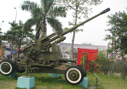 Pháo phòng không KS-19 100 mm với khả năng bắn đến độ cao với tới B-52. Loại pháo này được điều khiển bằng radar đã tích cực chiến đấu trong tháng 12/1972. Lịch sử Phòng không - Không quân ghi nhận bộ đội pháo 100mm đã bắn hạ một B-52.
